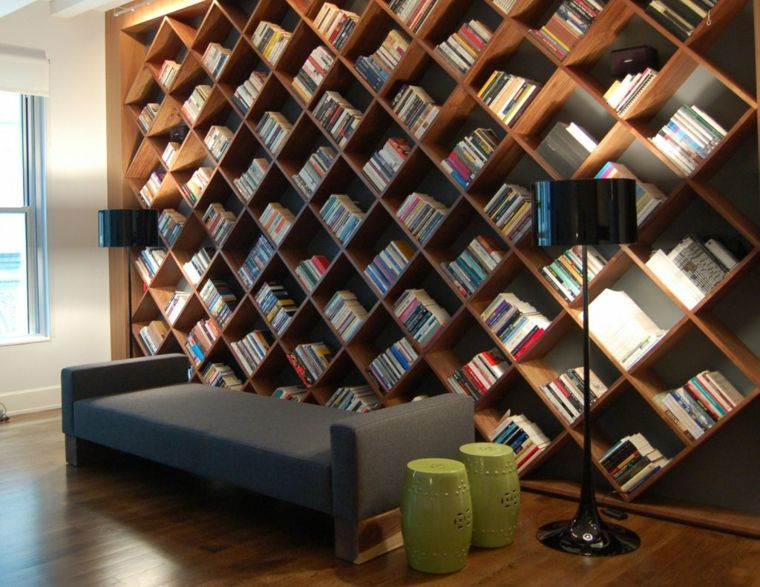 Biblioteca empotrada moderna con estantes en forma de diamante y libros
