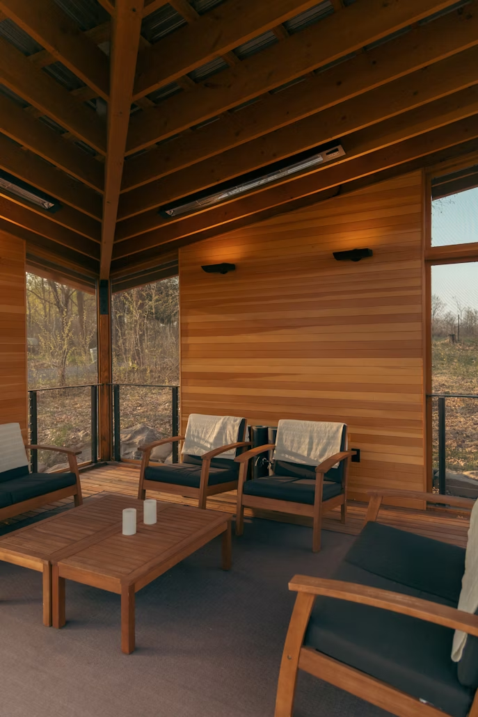 Espacio moderno con carpintería de alta calidad, mostrando vigas de madera, paneles y mobiliario artesanal
